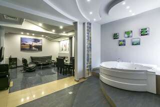 Отель Hotel Ritzar Ереван Люкс с гидромассажной ванной-5